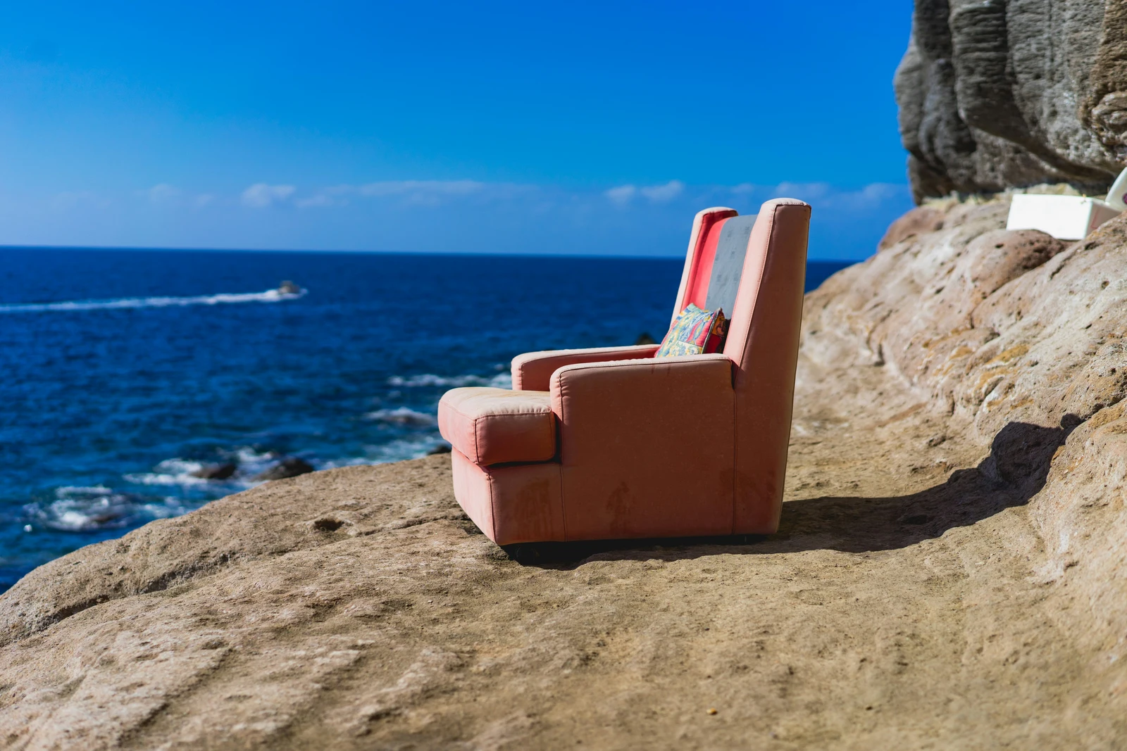 Fauteuil face à la mer, visuel d’accueil ATLASPRO IPTV en qualité 4K